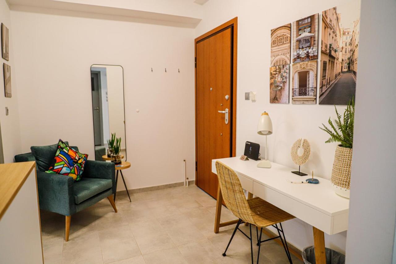 Newly Renovated Apartment 7 Min Walk From Acropolis Atene Esterno foto