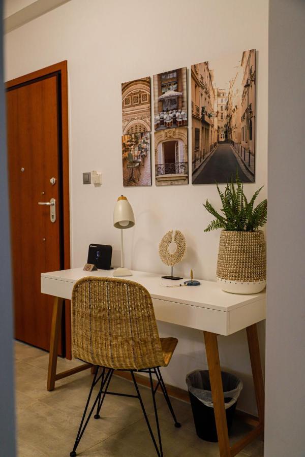 Newly Renovated Apartment 7 Min Walk From Acropolis Atene Esterno foto