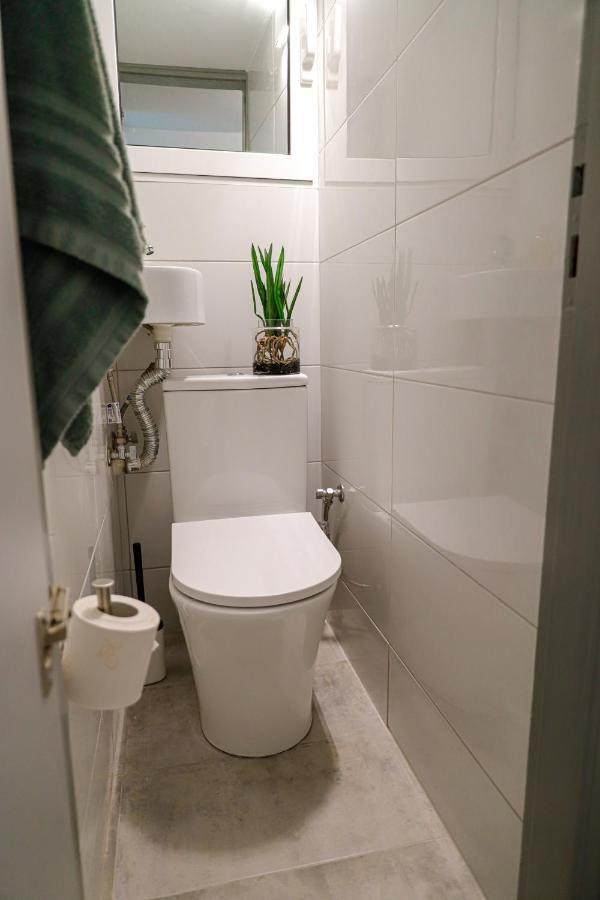 Newly Renovated Apartment 7 Min Walk From Acropolis Atene Esterno foto