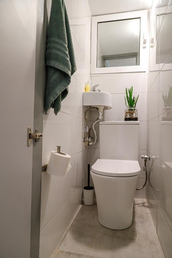 Newly Renovated Apartment 7 Min Walk From Acropolis Atene Esterno foto