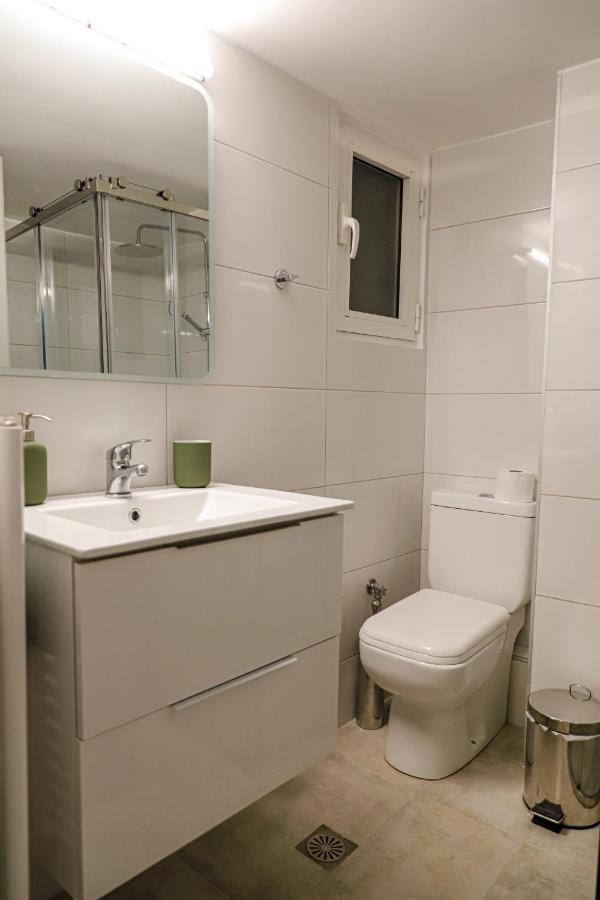 Newly Renovated Apartment 7 Min Walk From Acropolis Atene Esterno foto