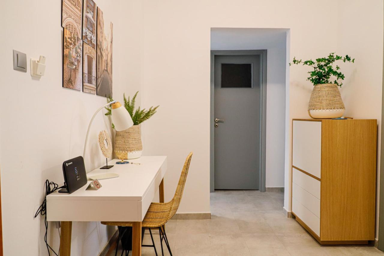 Newly Renovated Apartment 7 Min Walk From Acropolis Atene Esterno foto